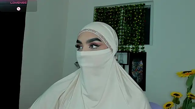 Snapshot of Maissa_Alabi chatting on 12.13.25 Maissa Alabi online show from 12.13.25