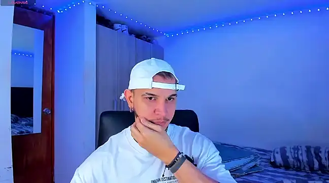 Snapshot of austinoficial chatting on 02.19.25 austinoficial online show from 02.19.25