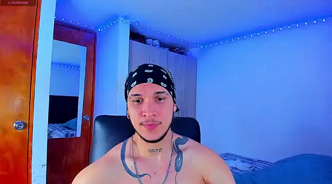 Snapshot of austinoficial chatting on 02.21.25 austinoficial online show from 02.21.25