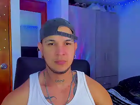 Snapshot of austinoficial chatting on 09.11.25 austinoficial online show from 09.11.25