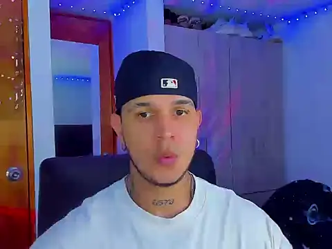 Snapshot of austinoficial chatting on 09.12.25 austinoficial online show from 09.12.25