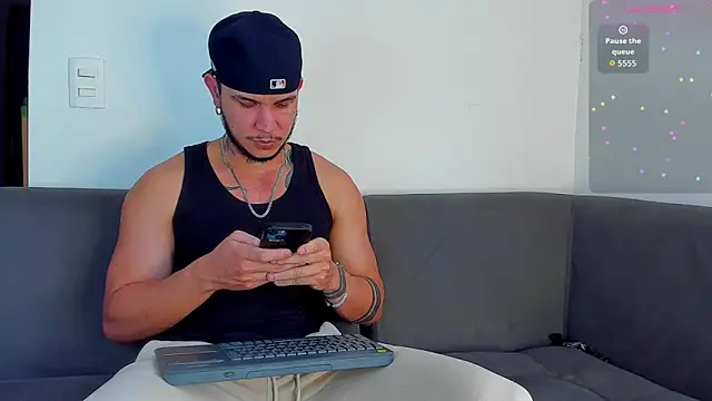Snapshot of austinoficial chatting on 10.22.25 austinoficial online show from 10.22.25