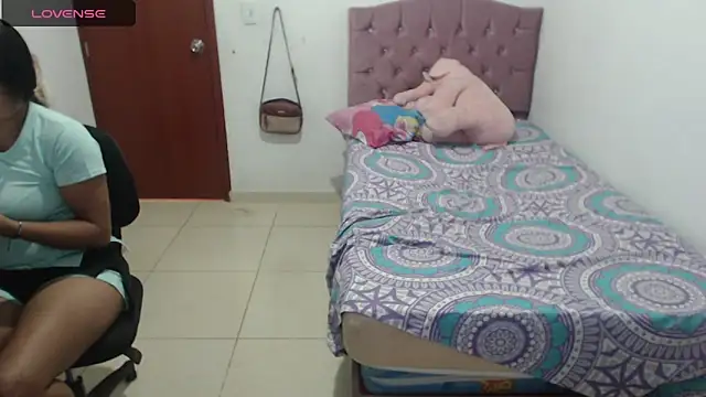 Snapshot of july-feria chatting on 01.28.25 july-feria online show from 01.28.25