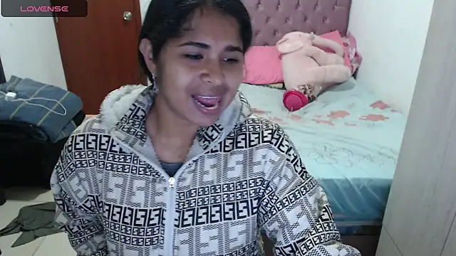 Snapshot of july-feria chatting on 10.15.25 july-feria online show from 10.15.25