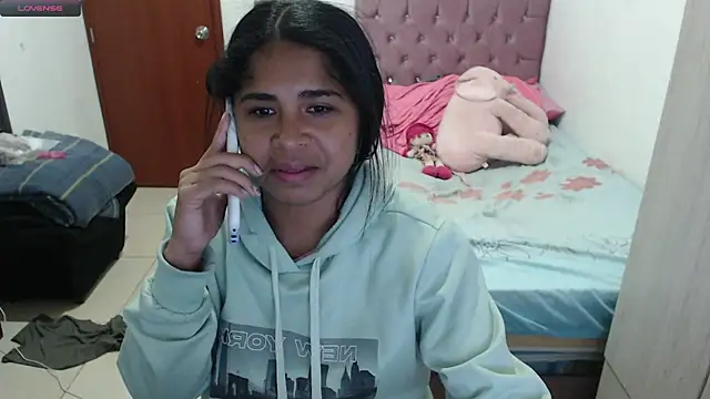 Snapshot of july-feria chatting on 10.25.25 july-feria online show from 10.25.25