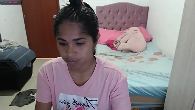 Snapshot of july-feria chatting on 10.28.25 july-feria online show from 10.28.25