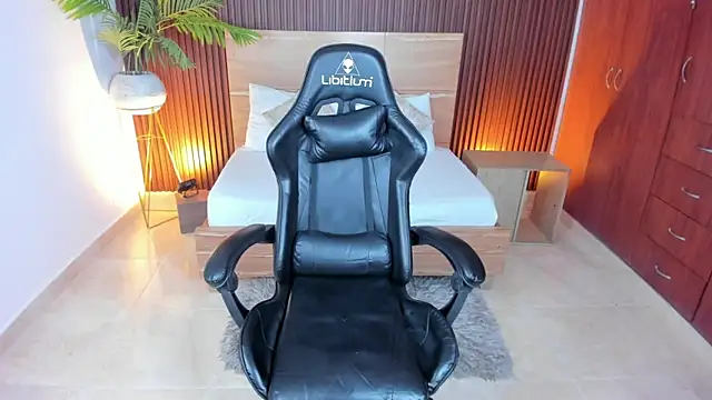 Snapshot of lilly_ass_ chatting on 02.04.25 lilly ass online show from 02.04.25