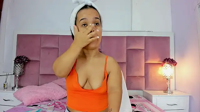 Snapshot of AnieRey chatting on 03.08.25 AnieRey online show from 03.08.25