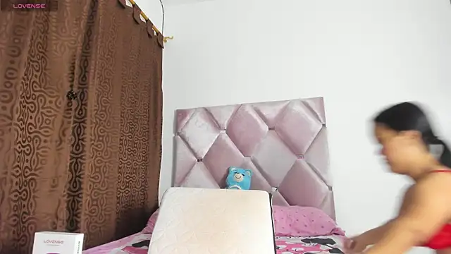 Snapshot of AnieRey chatting on 10.11.25 AnieRey online show from 10.11.25