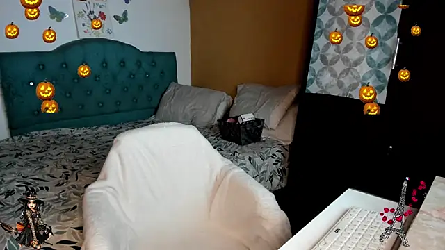 Snapshot of nataparis chatting on 10.27.25 nataparis online show from 10.27.25