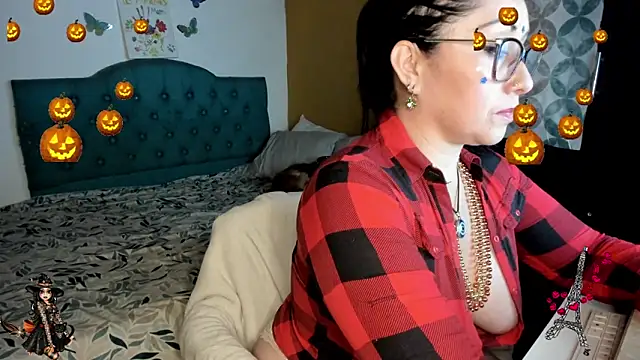 Snapshot of nataparis chatting on 10.31.25 nataparis online show from 10.31.25