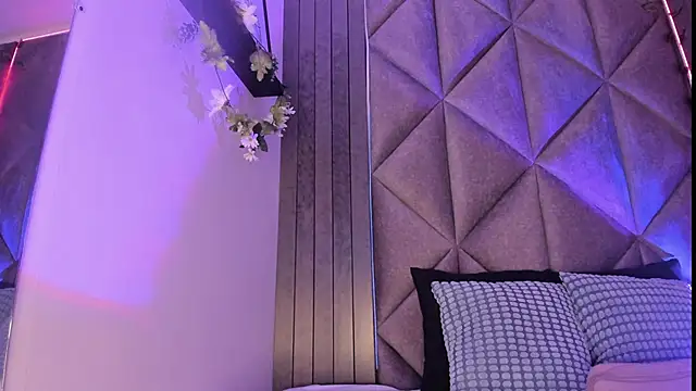 Snapshot of SabrinaSpell_ chatting on 10.19.25 SabrinaSpell online show from 10.19.25