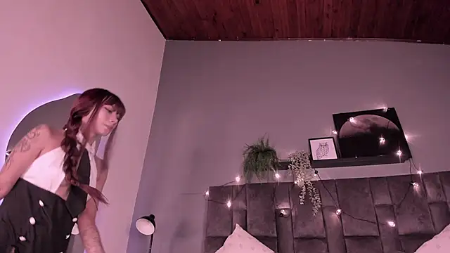 Snapshot of SabrinaSpell_ chatting on 11.08.25 SabrinaSpell online show from 11.08.25