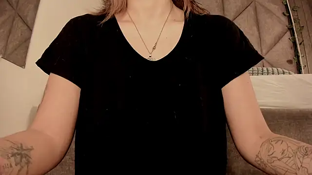 Snapshot of SabrinaSpell_ chatting on 12.15.25 SabrinaSpell online show from 12.15.25