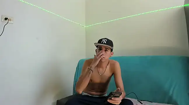 Latinos 2001 online show from 02.16.25