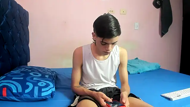 Latinos 2001 online show from 03.15.26