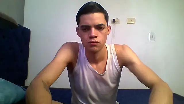 Snapshot of Latinos_2001 chatting on 07.06.26 Latinos 2001 online show from 07.06.26