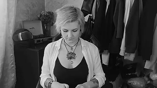 EvaBrownie online show from 02.18.25