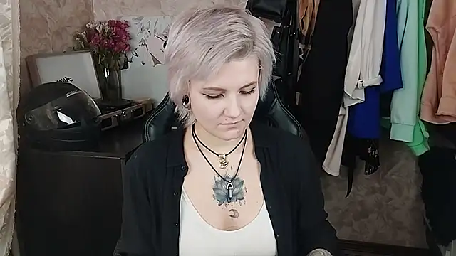 EvaBrownie online show from 02.22.25