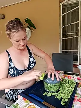 Snapshot of Vintasia chatting on 12.20.25 Vintasia online show from 12.20.25