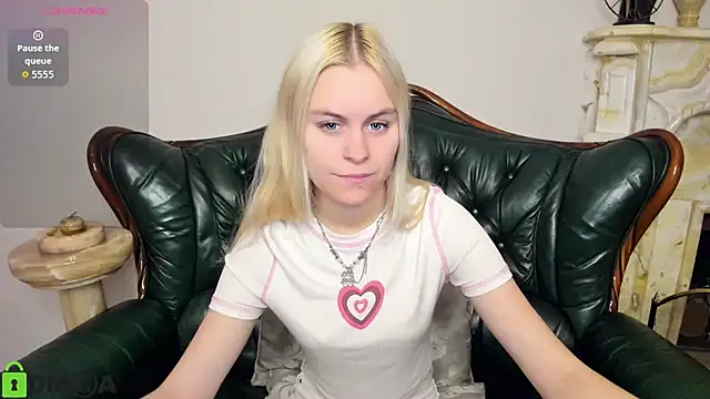 Snapshot of HillEva chatting on 10.25.25 HillEva online show from 10.25.25