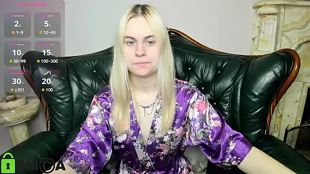 Snapshot of HillEva chatting on 11.27.25 HillEva online show from 11.27.25