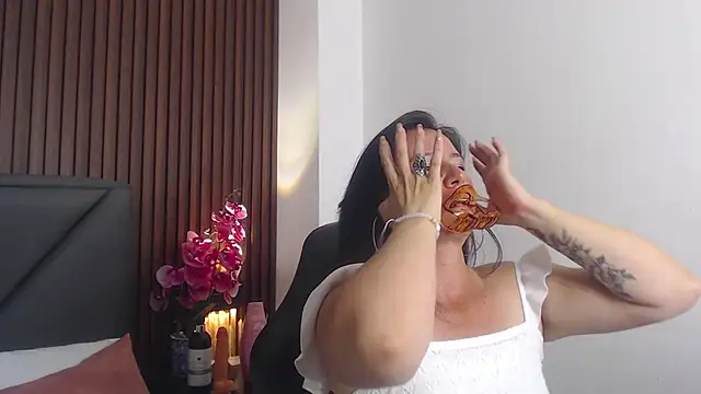 emmily taylor  online show from 02.02.25