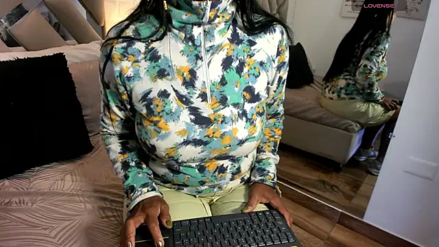 raquell moore online show from 10.11.25