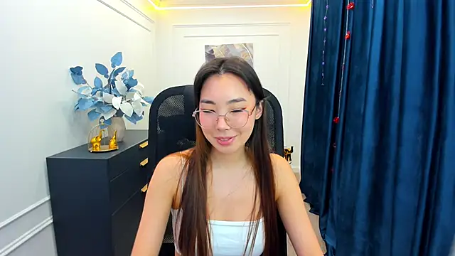 Snapshot of AnnaReyla chatting on 11.27.25 AnnaReyla online show from 11.27.25