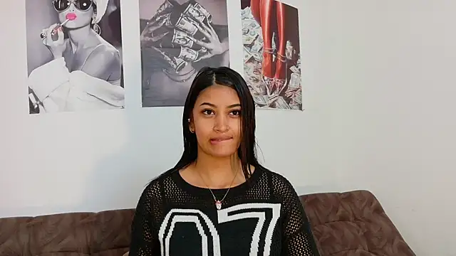 loretahorny online show from 10.10.25