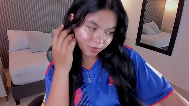 Snapshot of adarna13_ chatting on 06.17.26 adarna13 online show from 06.17.26