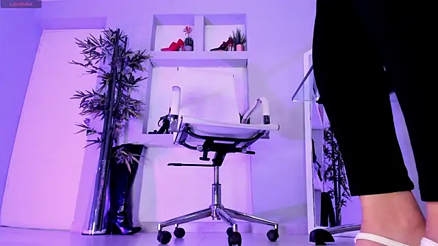 hannah howeell   online show from 01.22.25