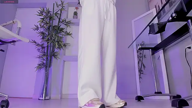 hannah howeell   online show from 09.12.25