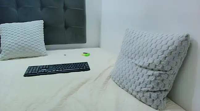 Snapshot of wolfandsky chatting on 02.13.25 wolfandsky online show from 02.13.25