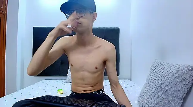 Snapshot of wolfandsky chatting on 03.18.25 wolfandsky online show from 03.18.25