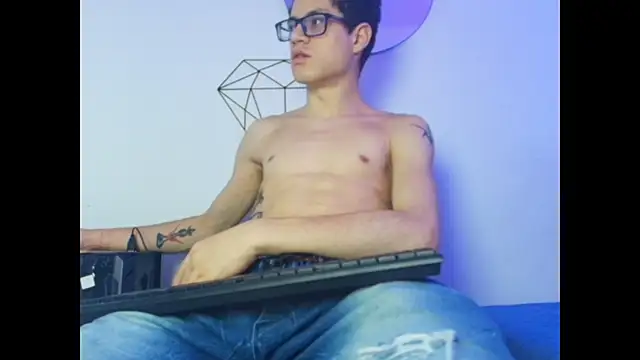 Snapshot of wolfandsky chatting on 10.27.25 wolfandsky online show from 10.27.25