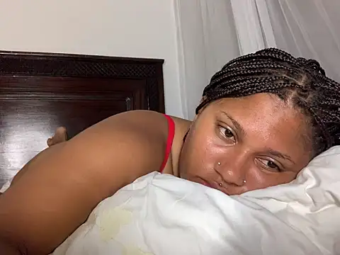 Snapshot of madell chatting on 11.20.25 madell online show from 11.20.25