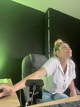 viktoria davis  online show from 03.07.25