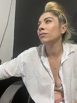 viktoria davis  online show from 03.15.25