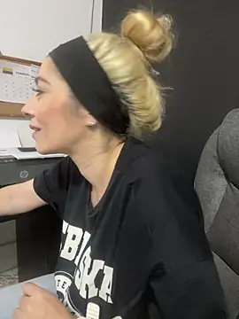 viktoria davis  online show from 03.17.25