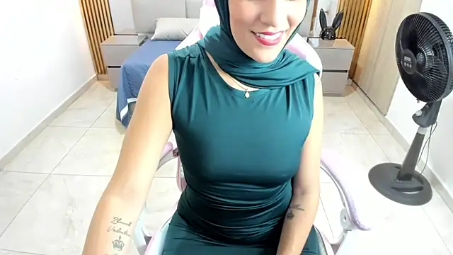 Snapshot of Zulema_hamdi chatting on 02.14.25 Zulema hamdi online show from 02.14.25