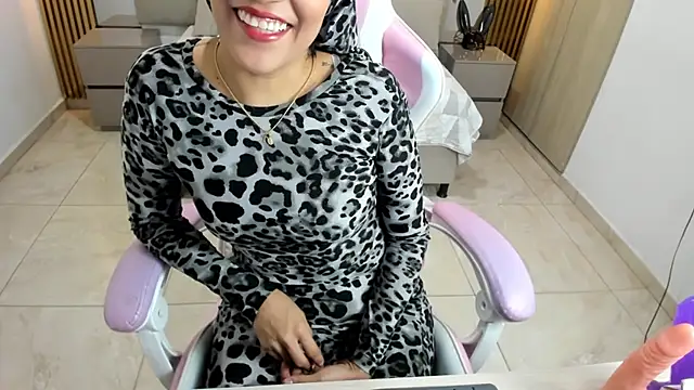 Snapshot of Zulema_hamdi chatting on 02.20.25 Zulema hamdi online show from 02.20.25