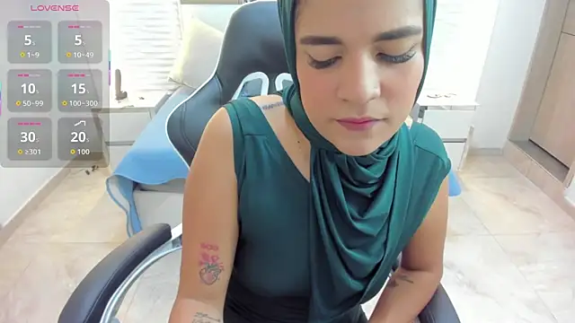 Snapshot of Zulema_hamdi chatting on 10.27.25 Zulema hamdi online show from 10.27.25