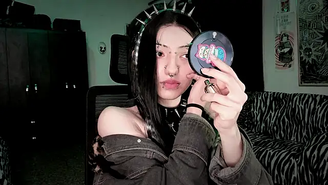 Snapshot of roxy_toxic chatting on 02.25.26 roxy toxic online show from 02.25.26