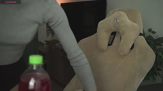 DakotaaJohnnson online show from 10.20.25