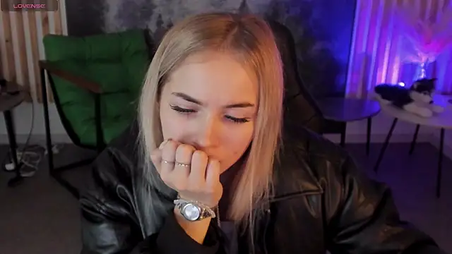 DakotaaJohnnson online show from 11.06.25