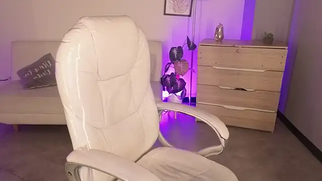 Nicole Foxx  online show from 12.05.25