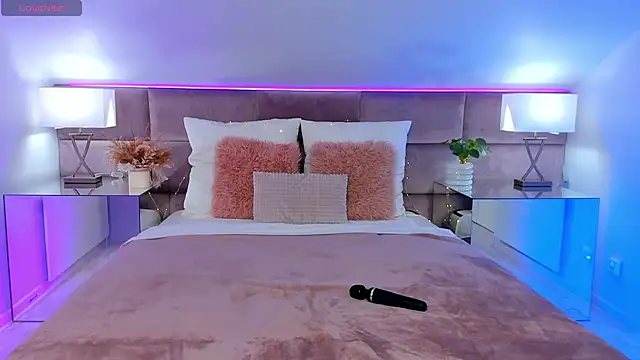 Snapshot of SusanBlair chatting on 10.26.25 SusanBlair online show from 10.26.25