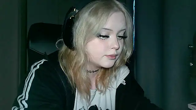 Snapshot of Electro_doll chatting on 02.10.25 Electro doll online show from 02.10.25
