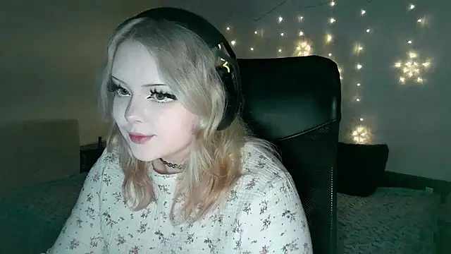 Snapshot of Electro_doll chatting on 02.13.25 Electro doll online show from 02.13.25